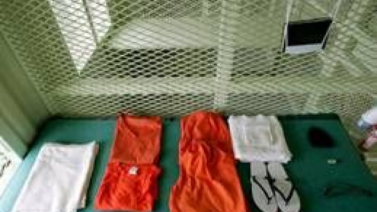 Uniforme que visten los presos en la base norteamericana de Guantánamo