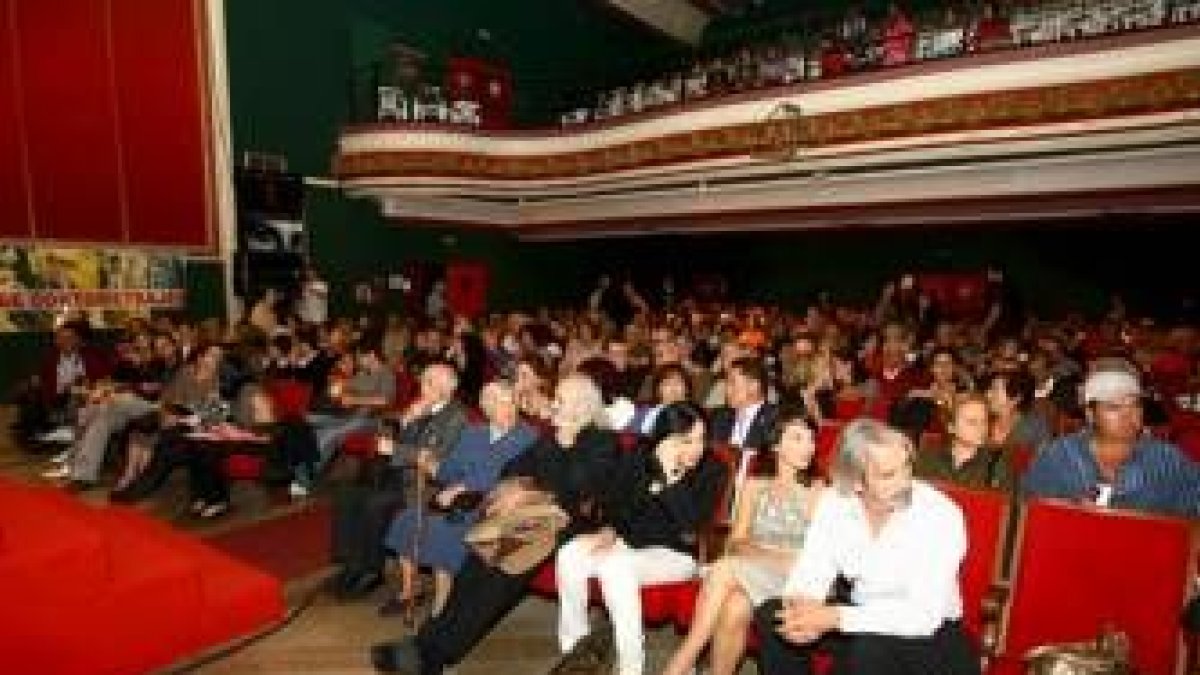 Vista del teatro Gullón abarrotado de público durante la gala de clausura del certamen, el sábado
