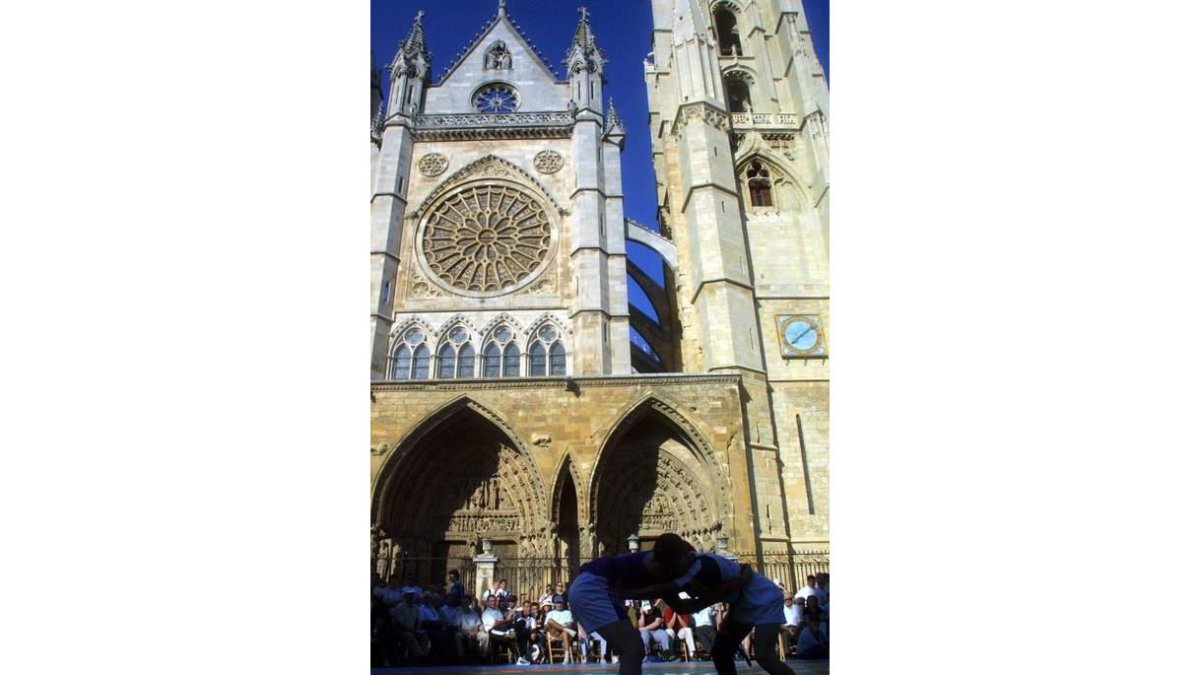 El corro de San Froilán deja la Catedral y se acoge al Palacio.