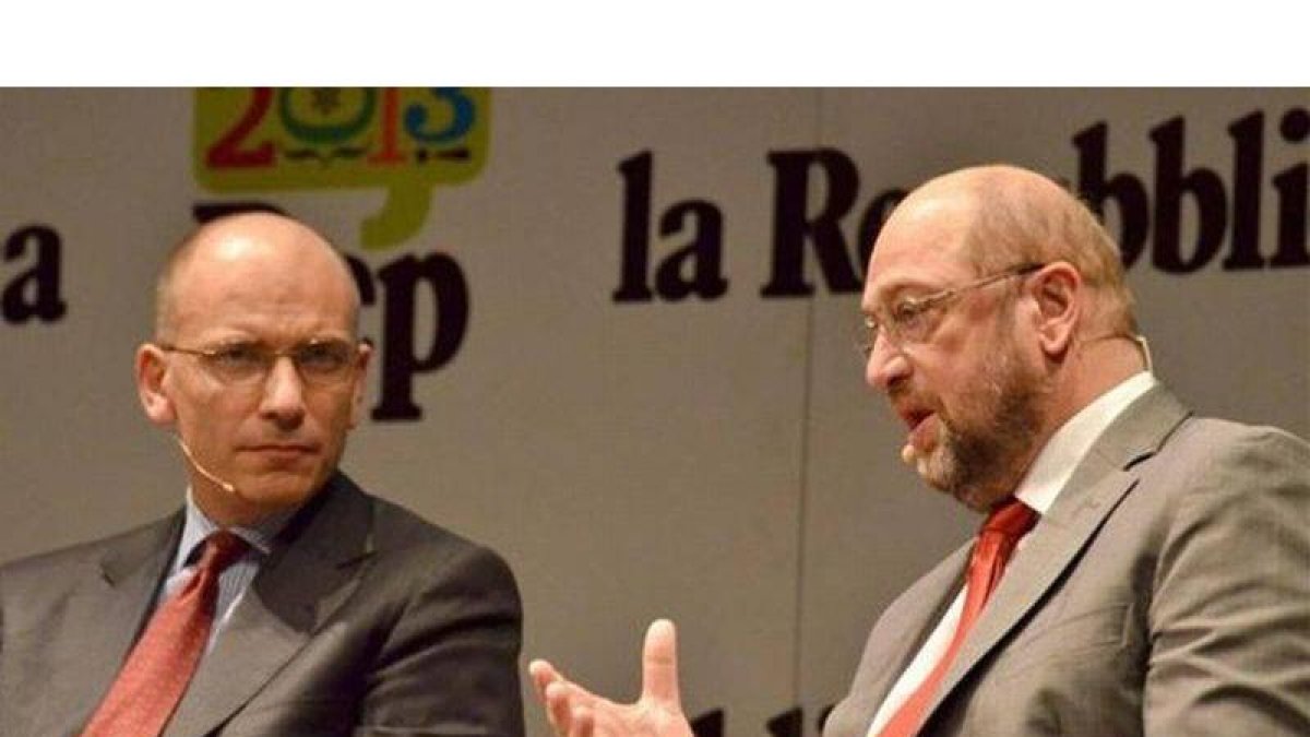 Schulz (derecha) habla junto a Enrico Letta, en un debate sobre el euro en Mestre (Italia), el 12 de octubre.