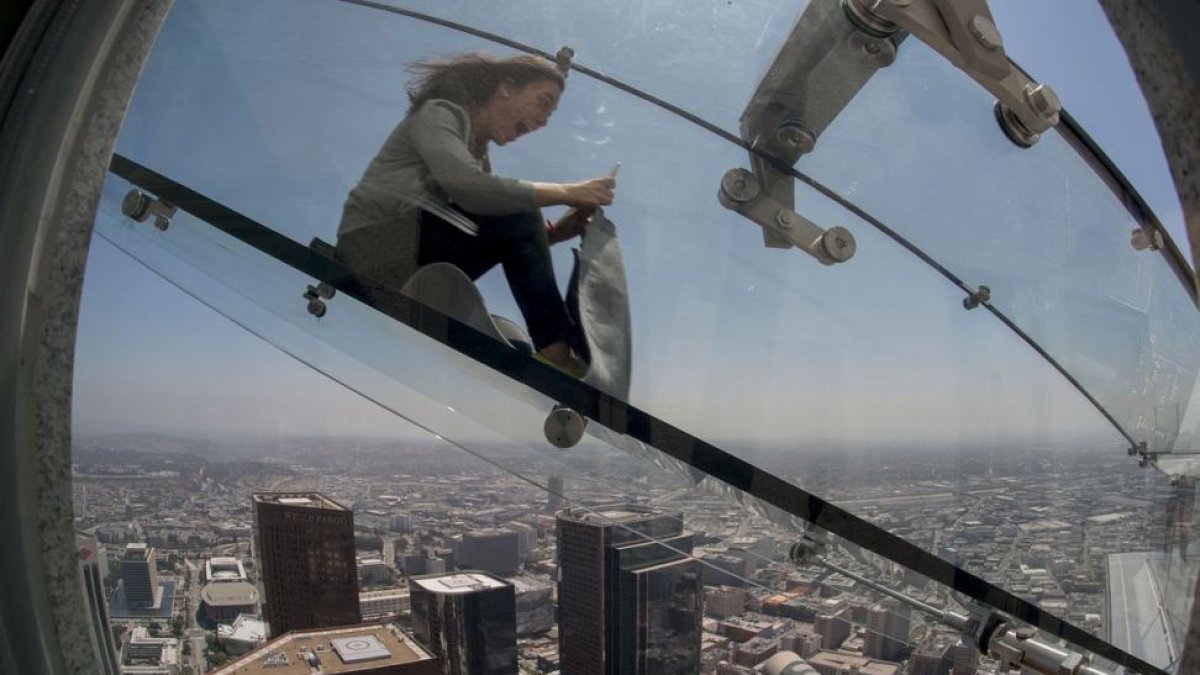 Imagen del tobogán situado en el exterior de un conocido rascacielos de Los Ángeles (EEUU).