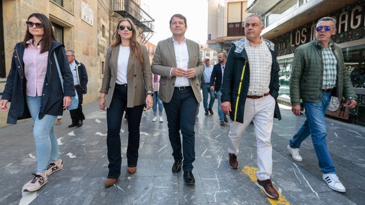 Alfonso Fernández Mañueco visita Astorga junto a Ester Muñoz y José Luis Nieto. CAMPILLO