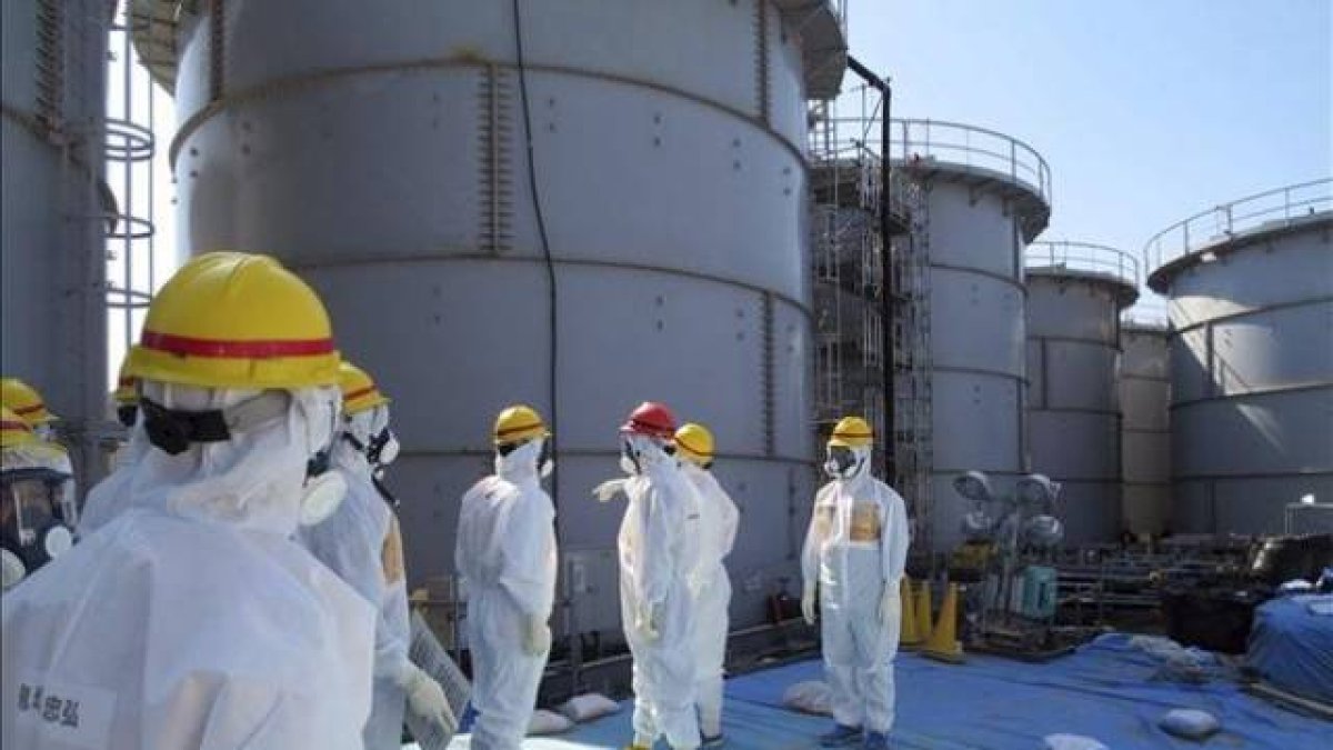 Operarios ante los tanques de agua radiactiva en Fukushima.