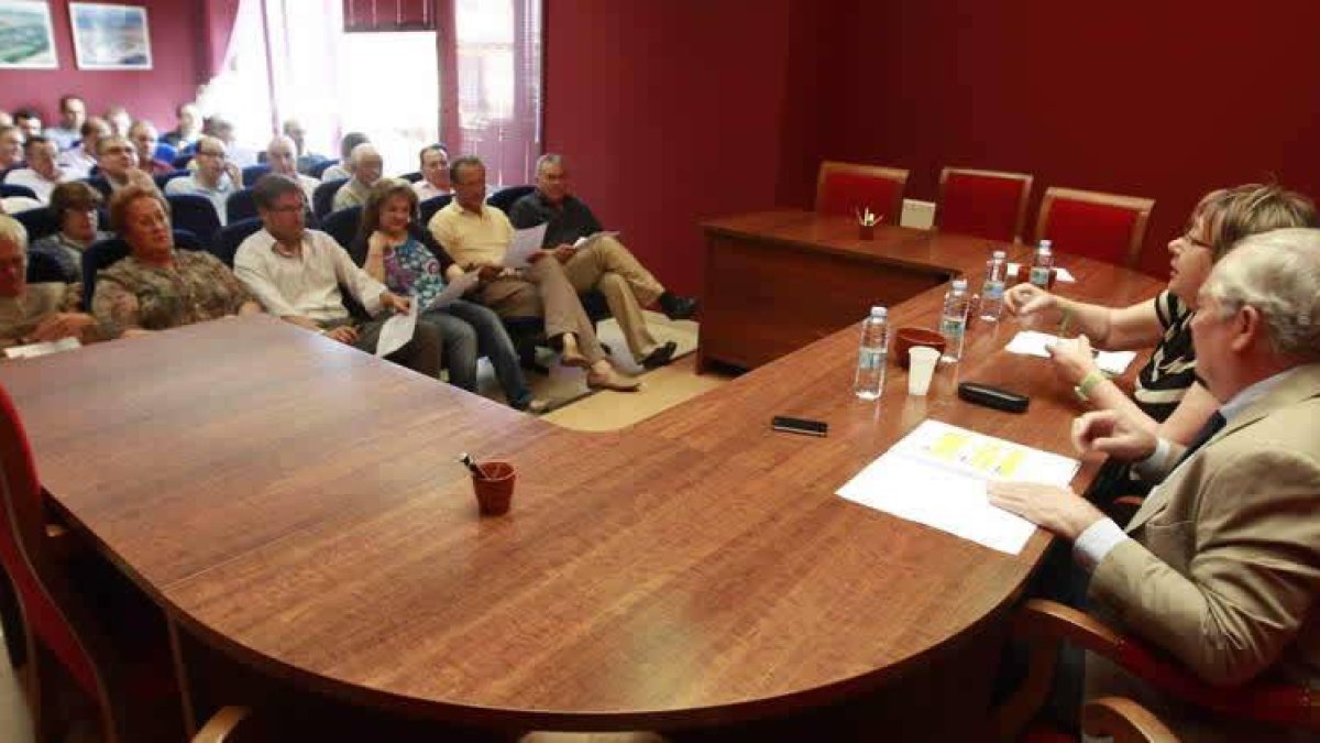 Guillermo García cerró ayer en Mansilla la ronda de explicaciones a los alcaldes sobre el nuevo modelo territorial