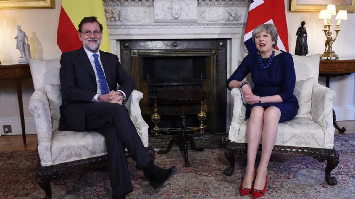 Rajoy, durante la entrevista que mantuvo hoy con la primera ministra británica, Theresa May, en su residencia de Londres.