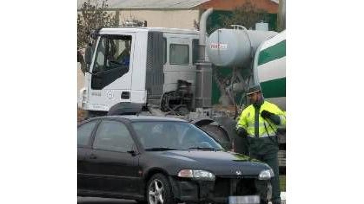 La Guardia Civil comenzó ayer una campaña de tráfico para evitar el uso del móvil al volante