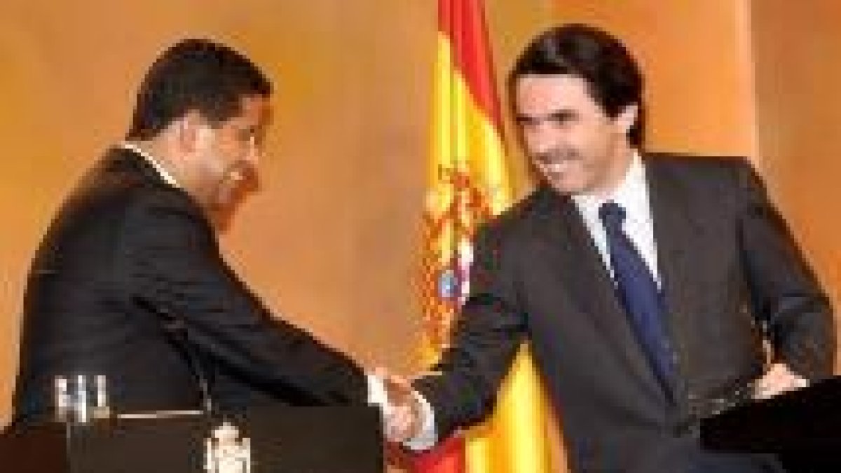 El presidente de El Salvador Francisco Flores felicita a Aznar por su cincuenta cumpleaños