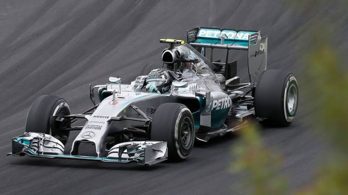El Mercedes de Nico Rosberg, durante la calificación del GP de Brasil, en Interlagos.