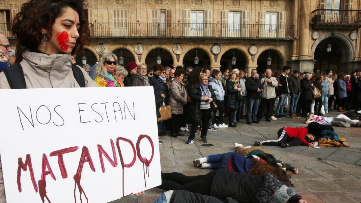 Concentración en la Plaza Mayor de Salamanca de alumnos de la facultad de Bellas Artes, donde estudió Laura Luelmo.