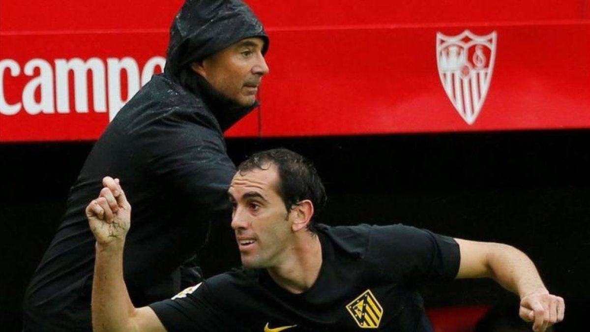 Sampaoli, detrás de Godín, en el partido del pasado domingo en el que el Sevilla derrotó al Atlético.