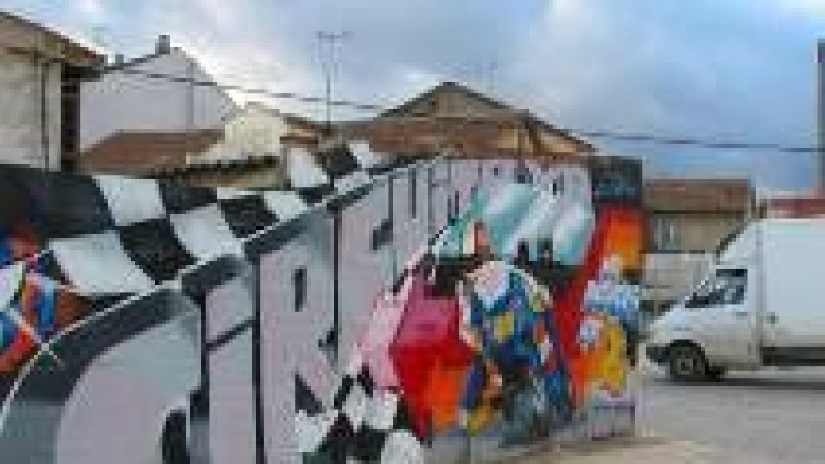 Las pintadas que reivindican el circuito han perdido fuerza en el paisaje urbano de La Bañeza