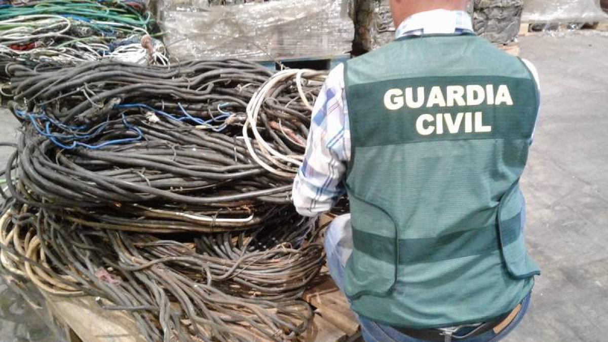 Imagen del material de cobre recuperado en Valladolid por la Guardia Civil. DL