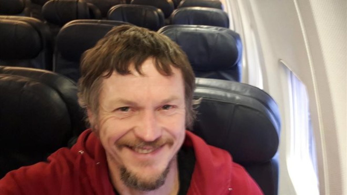 Skirmantas Strimaitis se hace un selfie en el avión en el que viajó solo.