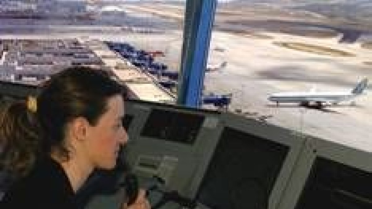 Una controladora aérea en la torre de un aeropuerto español