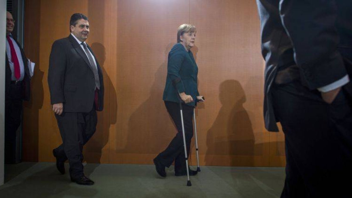 La cancillera alemana, Angela Merkel, y el ministro de Economía, Sigmar Gabriel, a su llegada a la reunión del Gabinete.
