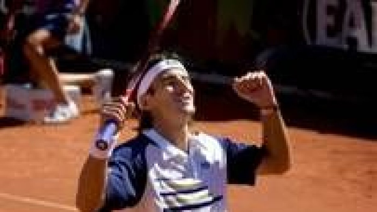 El tenista español Tommy Robredo celebra su victoria en la final del torneo de Bastad celebrada ayer