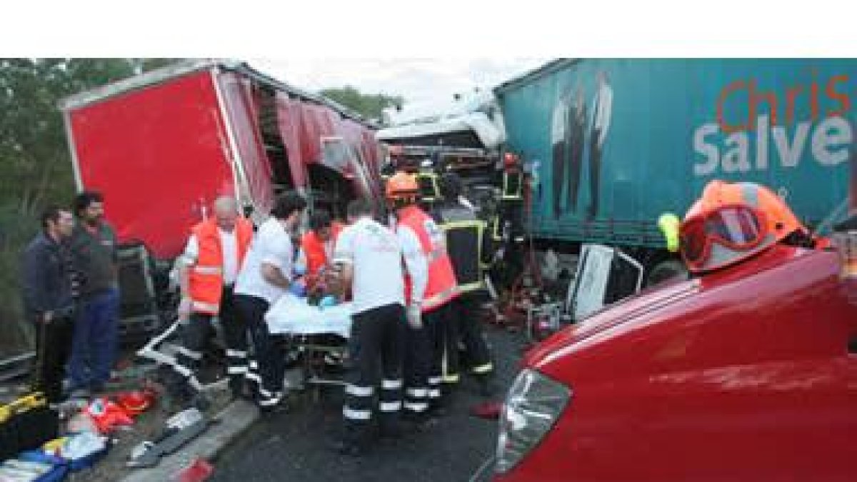 Momento del rescate de las víctimas del accidente de hoy, en la A-6.