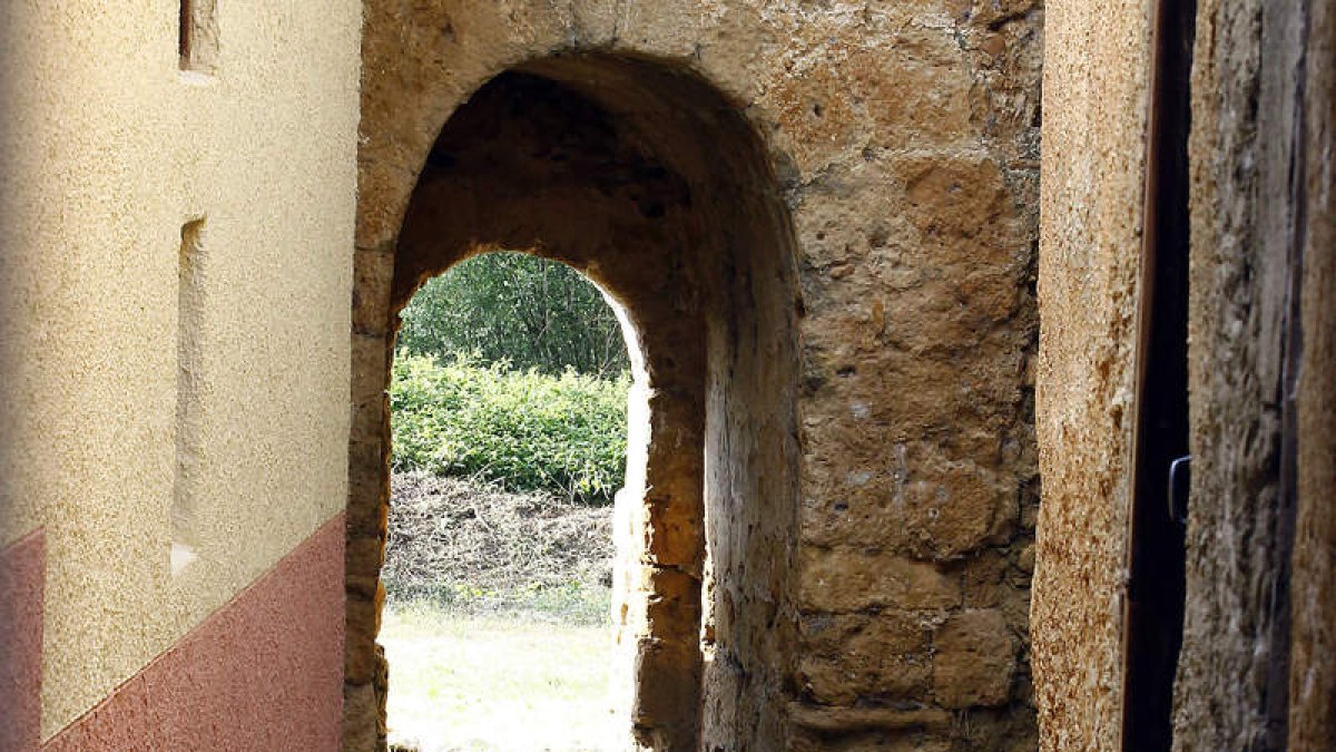 Las imponentes murallas de Mansilla, el Museo Etnográfico de la provincia enclavado en un antiguo monasterio, soportales de la Plaza Mayor, Mansilla de noche, piedras que hablan de la historia es esta tierra, una de las calles de la localidad. Así es hoy