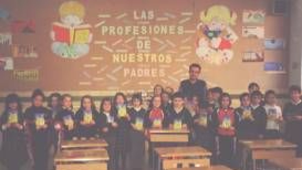 El periodista de Diario de León Carlos Frá con los compañeros de clase de su hija