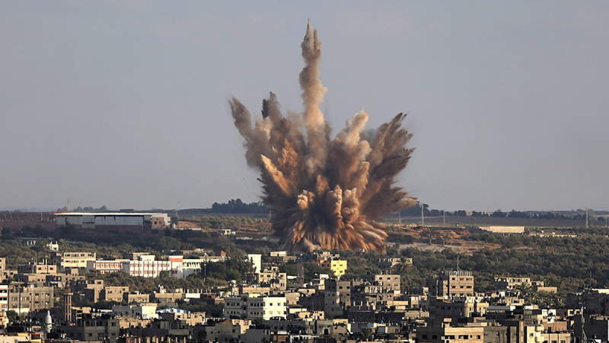 Una explosión tras un ataque israelí en Gaza.