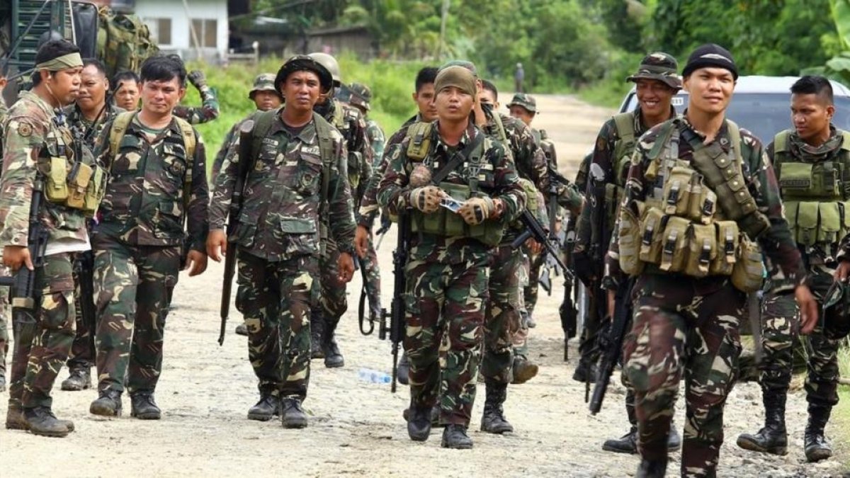 Soldados filipinos cerca de la ciudad de Marawi.