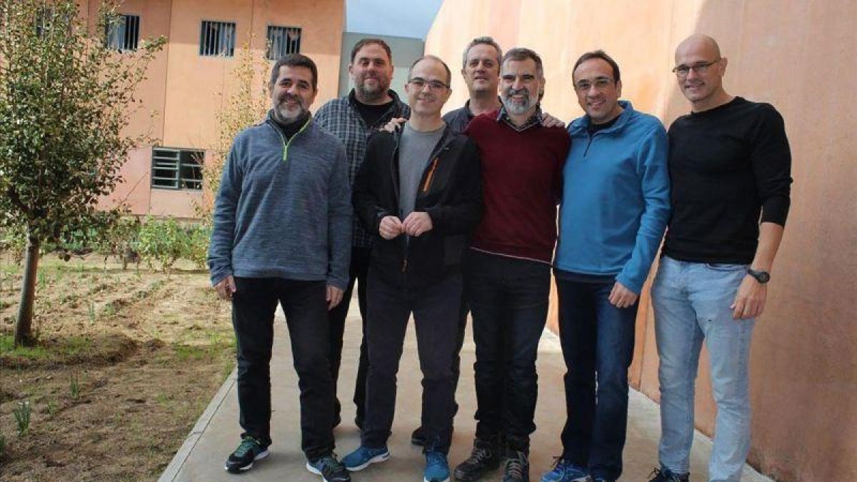 Jordi Sánchez, Oriol Junqueras, Jordi Turull, Joaquim Forn, Jordi Cuixart, Josep Rull y Raül Romeva posan dentro de la prisión de Lledoners.