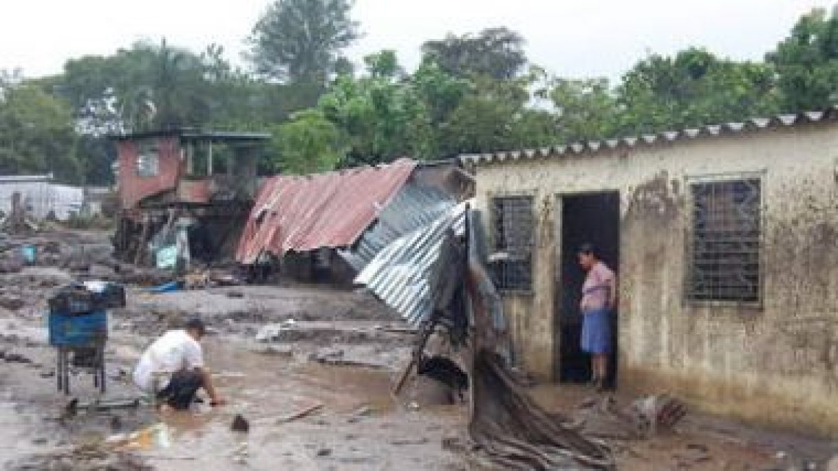 Afectados por las intensas lluvias en El Salvador tratan de recuperar la normalidad.