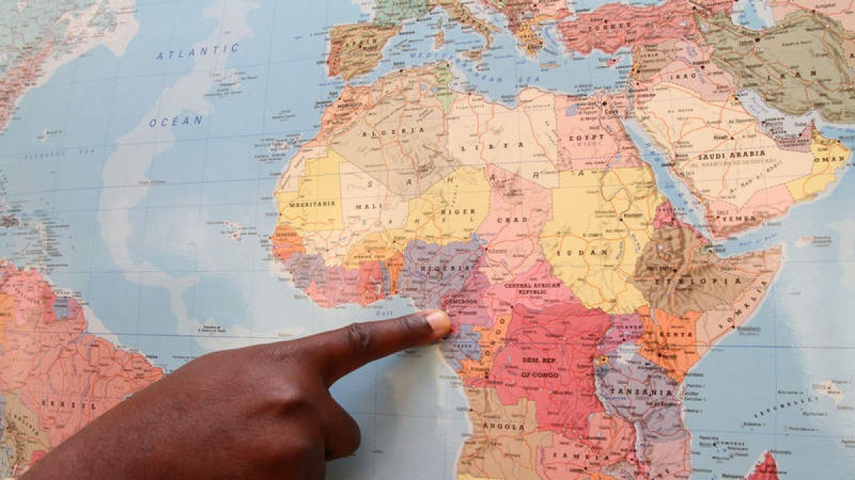 Un inmigrante señala Camerún en un mapa de la asociación Accem de León de ayuda a los migrantes y refugiados. BRUNO MORENO