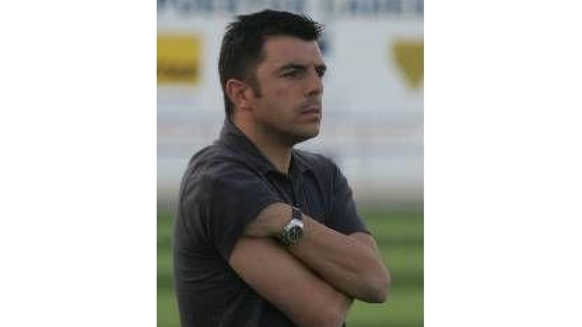 Luis Cembranos, entrenador del Huracán Z, durante un partido