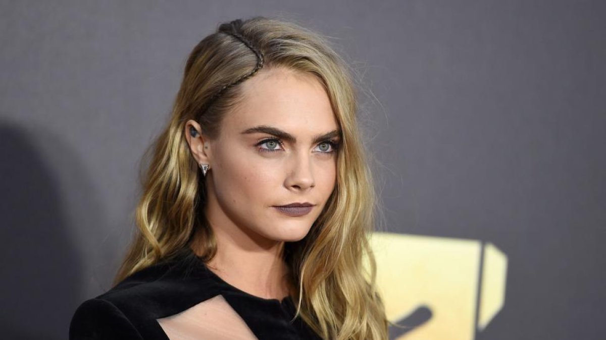 La 'top' Cara Delevingne, en la alfombra roja de los premios.