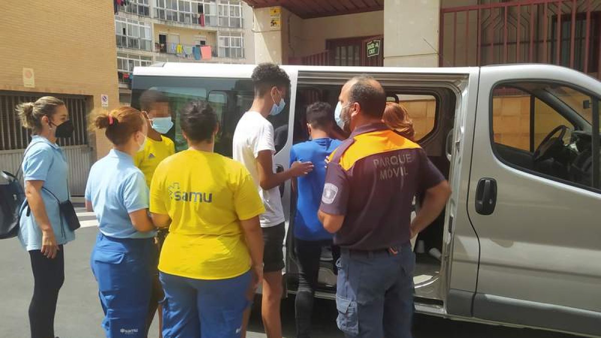 Cinco jóvenes dirigiéndose a los juzgados de Ceuta para evitar su repatriación. REUDAN