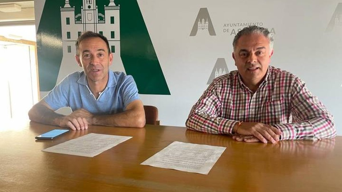 Julián García y José Luis Nieto, este miércoles, en Astorga. DL