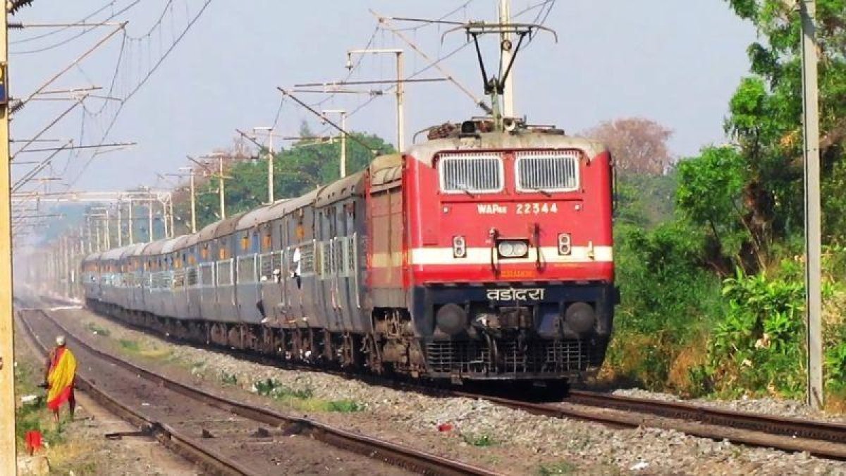 Fotograma donde se puede observar un tren indio.