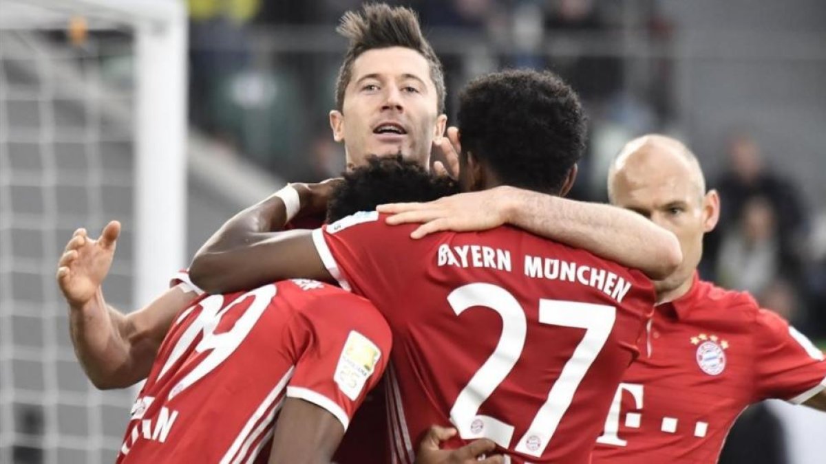 Lewandowski celebra el tercer gol del Bayern ante el Wolfsburgo.
