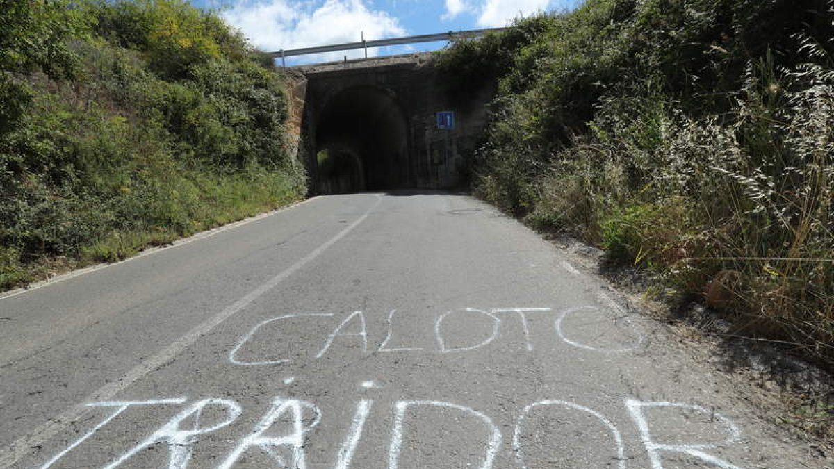 Pintada contra el director de la factoría, en uno de los accesos a la misma. L. DE LA MATA