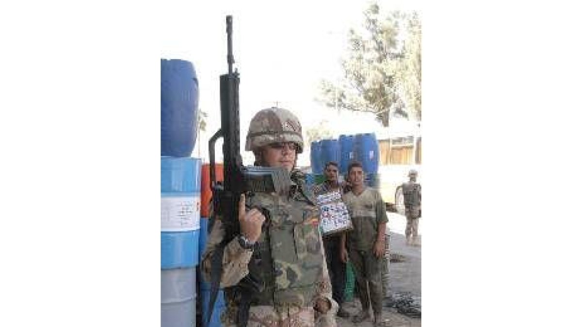 Un soldado español patrulla por una calle de Al Hillah
