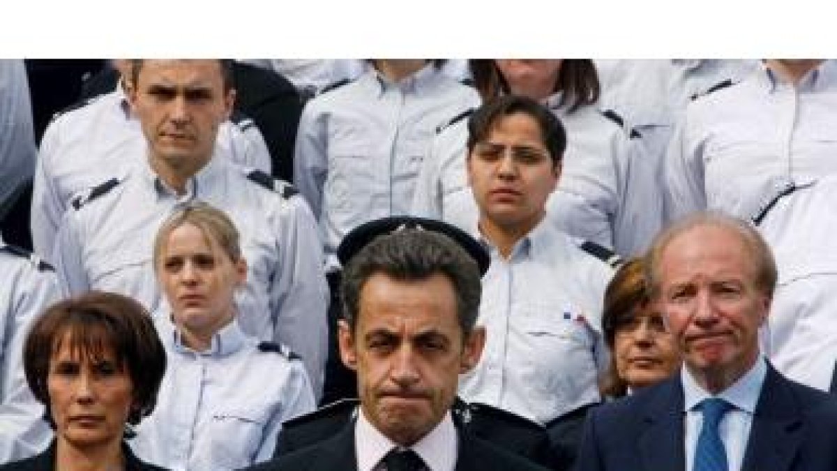 Sarkozy, y su ministro del Interior, Brice Hortefeux tras la visita a la comisaría de la víctima.
