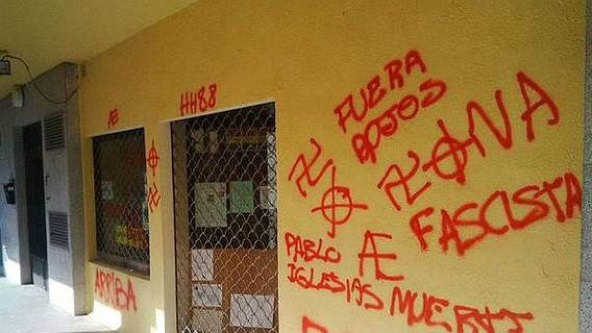 Pintadas en la sede de Podemos en San Lorenzo del Escorial (Madrid), este sábado.