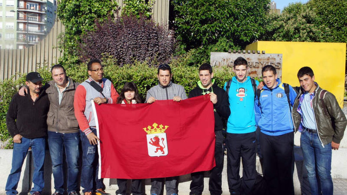 Los luchadores, en Barcelona con la bandera de León.