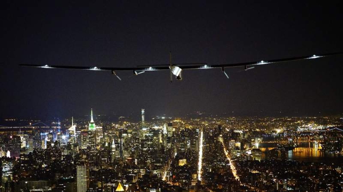 El avión ‘Solar Impulse II’ sobrevuela Nueva York en sla última etapa de su viaje en Estados Unidos. JEAN REVILLARD/REZO
