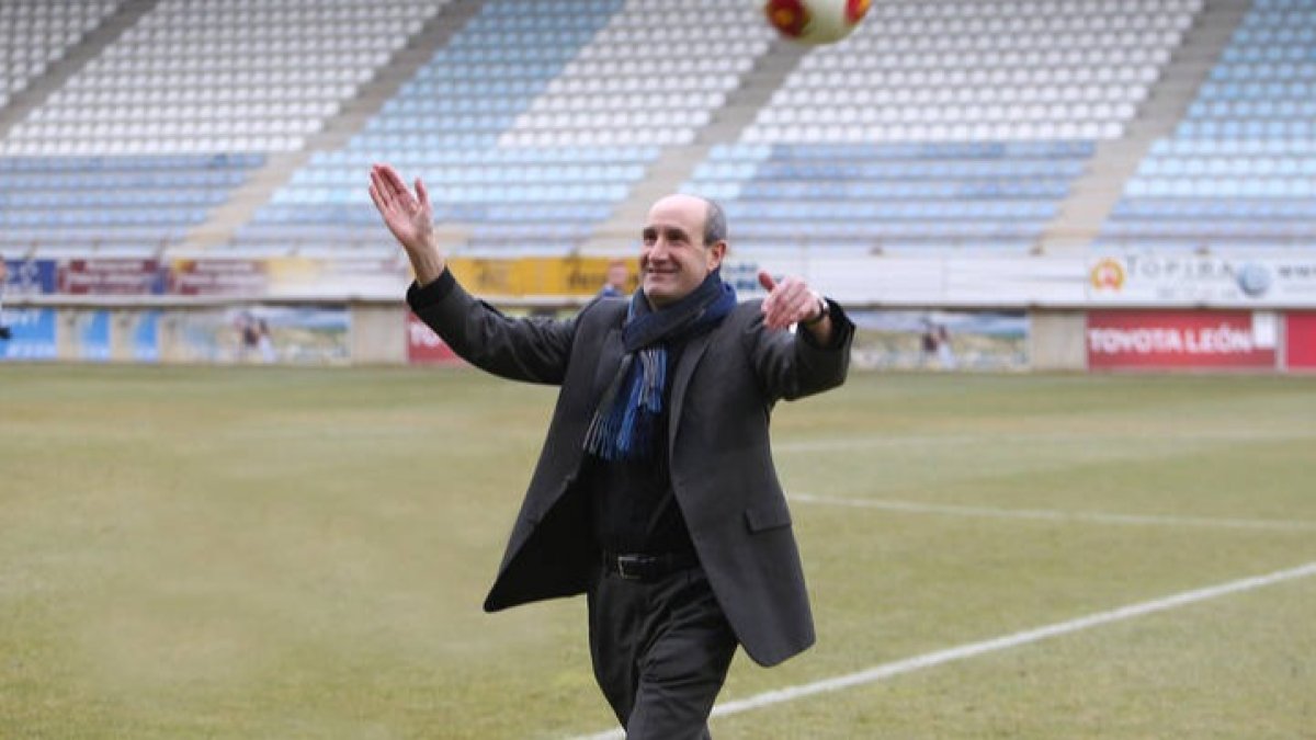 Jesús Fernández saluda a la afición de la Cultural en el estadio Reino de León. DL