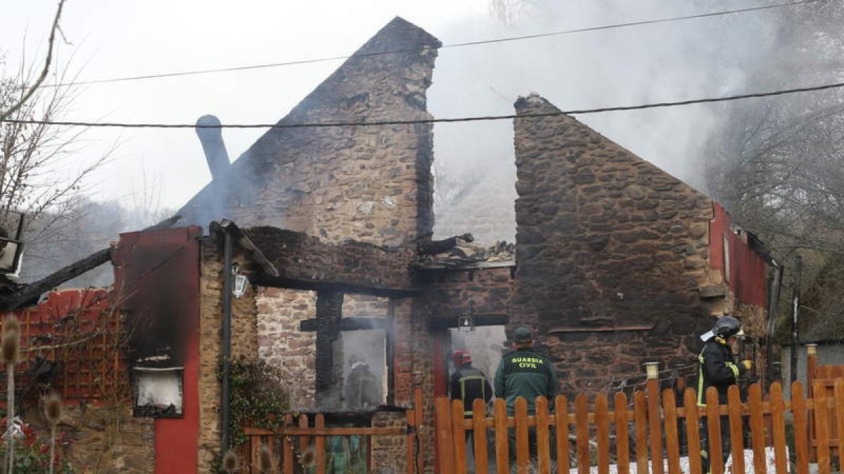La vivienda quedó completamente calcinada por la acción de las llamas durante las varias horas que duró el incendio