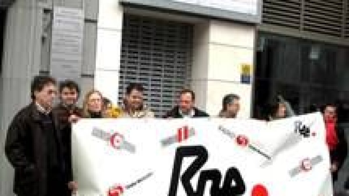 Imagen de los diez trabajadores de RNE en León manifestándose ayer contra el cierre