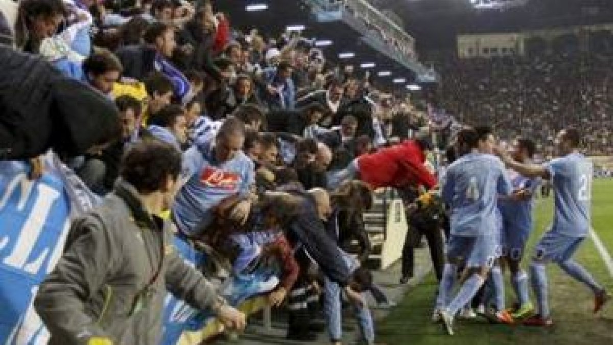 La grada de tribuna cede durante la celebración del primer gol.