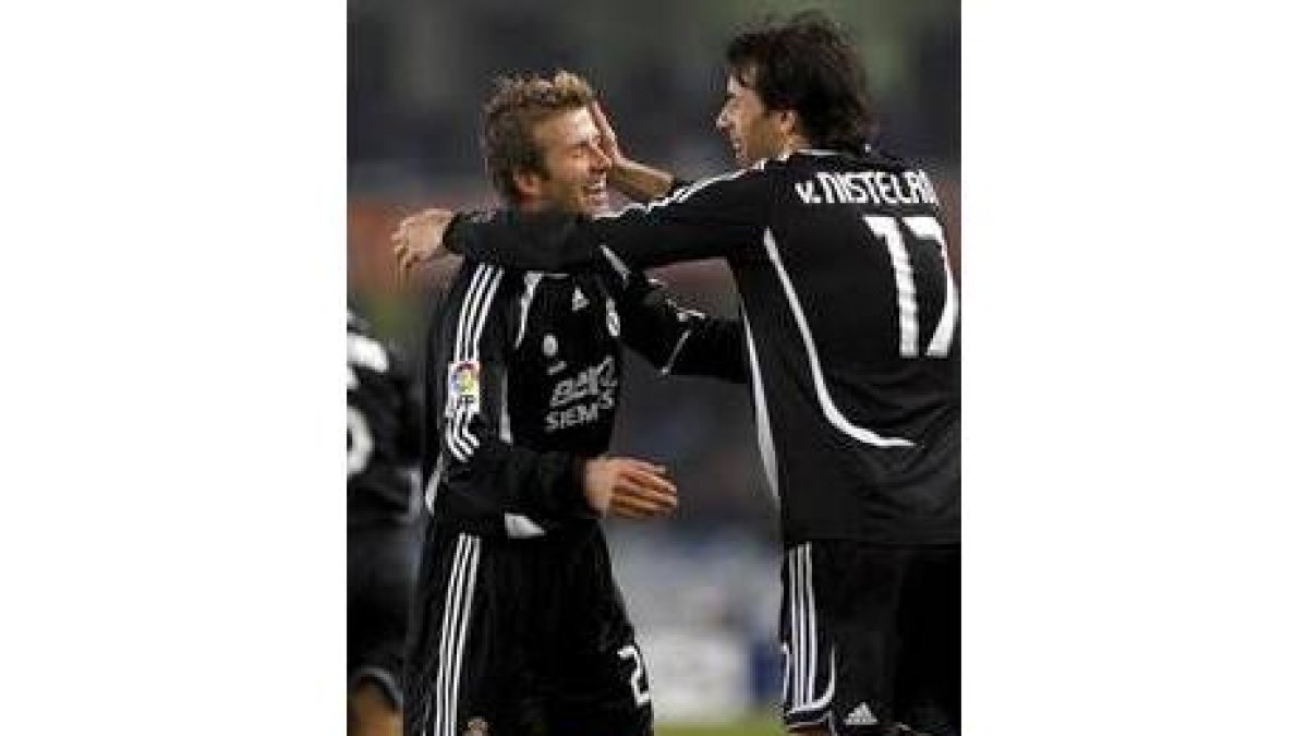 Van Nistelrooy y Beckham se abrazan tras el gol del inglés