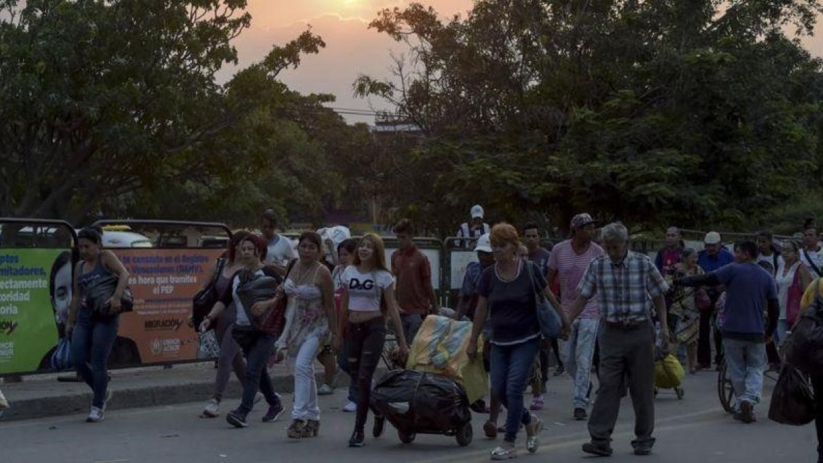 Venezolanos cruzan el puente Simón Bolívar entre Venezuela y Colombia.