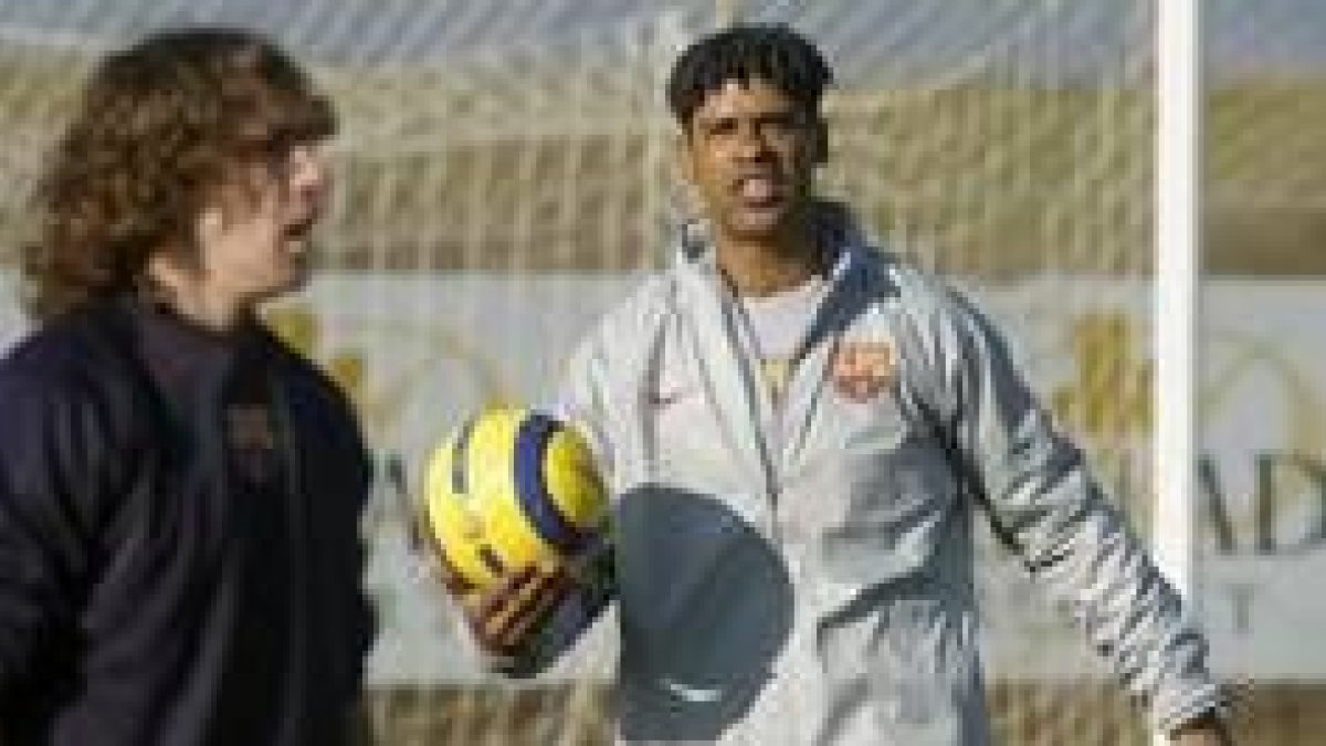 Rijkaard, en la foto durante un entreno con el defensa Puyol, hará cambios en el once