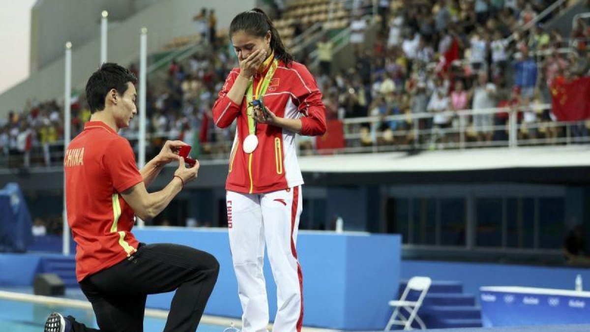La china He Zi acepta la petición de matrimonio de su novio tras ganar plata.