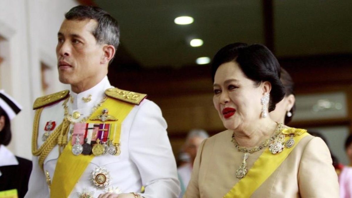 El príncipe Vajiralongkorn con su madre, la reina Sikrit.