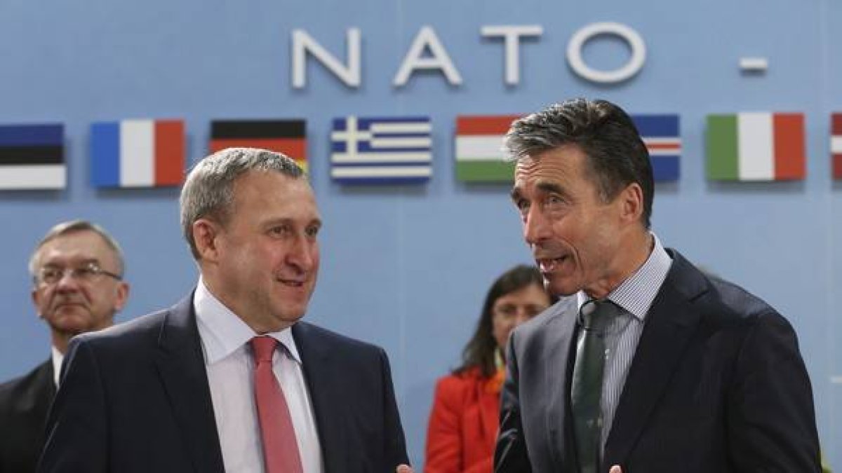 El ministro ucraniano de Asuntos Exteriores, Andréi Deschitsa (izquierda), charla con el secretario general de la OTAN, Anders Fogh Rasmussen, el pasado día 1.